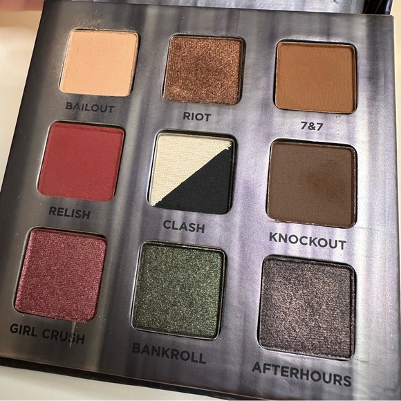 Urban Decay Troublemaker Eyeshadow Palette - Picture 8 of 14